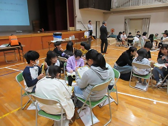 写真：グループで意見をまとめる児童たち