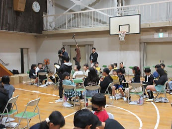 写真：グループごとに発表する児童たち