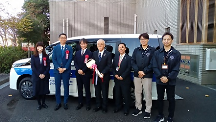 写真：車両の前でみんなそろったときの様子