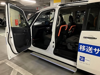 写真：車両の車いすリフトの様子