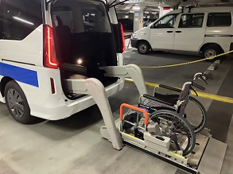 写真：車両のスライドステップの様子