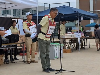 写真：副会長による開会宣言の様子