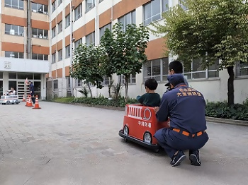 写真：ミニカー乗車体験を楽しむお子さんの様子