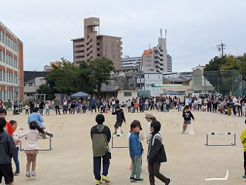 写真：お玉リレーの様子