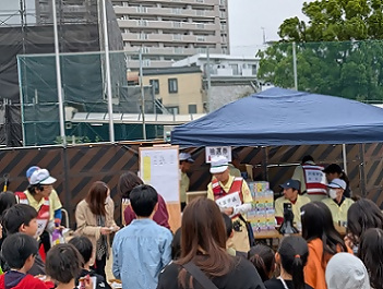 写真：当選番号の読み上げの様子