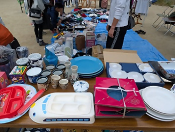 写真：フリーマーケットの売り場の様子