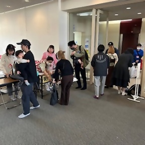 写真：講堂入り口の受付の様子