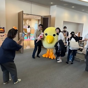 写真：「ぴよか」と記念撮影の様子