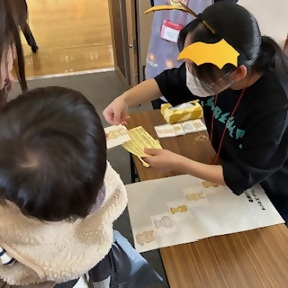 写真：写真撮影のコーナーで整理券を配付する様子