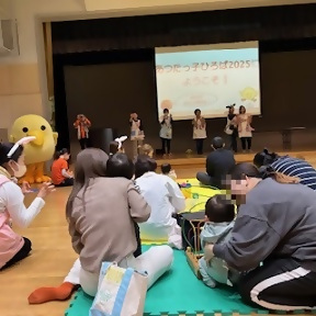 写真：手遊びを楽しむ様子