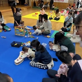 写真：おもちゃで遊ぶ子どもたちの様子