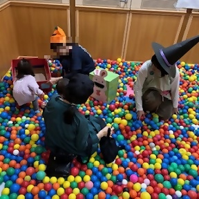写真：ボールプールで楽しむ子どもたちの様子