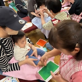 写真：おとなしく足形を取る子