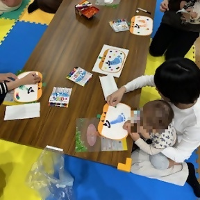 写真：足形を使ったかわいい工作をする様子