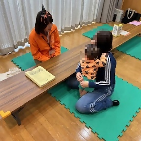 写真：保育施設の相談をする親子の様子