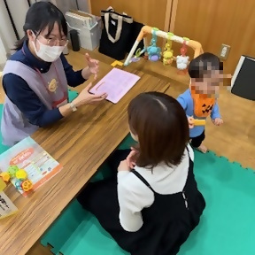 写真：相談をする親子の様子