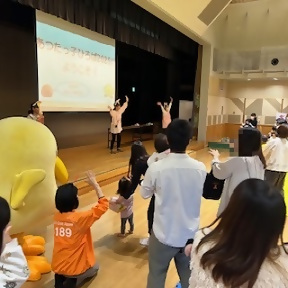 写真：ノリノリで踊る人たちの様子