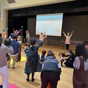 写真：楽しく踊る皆さんの様子