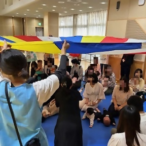 写真：パラバルーンを持ち上げたときの様子