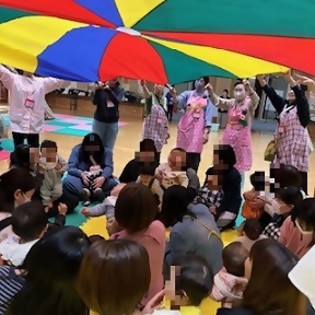 写真：パラバルーンをふわっとさせたときの様子