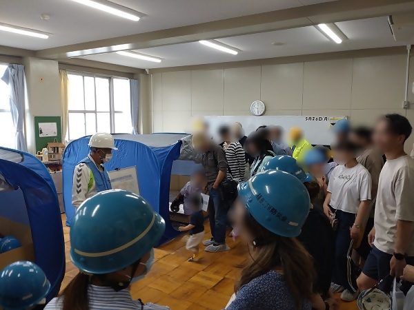 避難所における福祉避難スペースの説明の様子