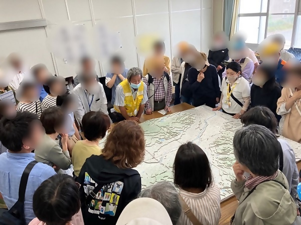 防災サポーターによる天白区防災ジオラマを使用した説明の様子