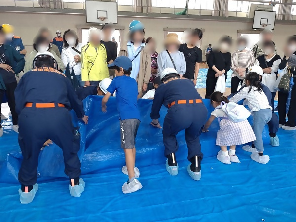 簡易水防工法の説明の様子