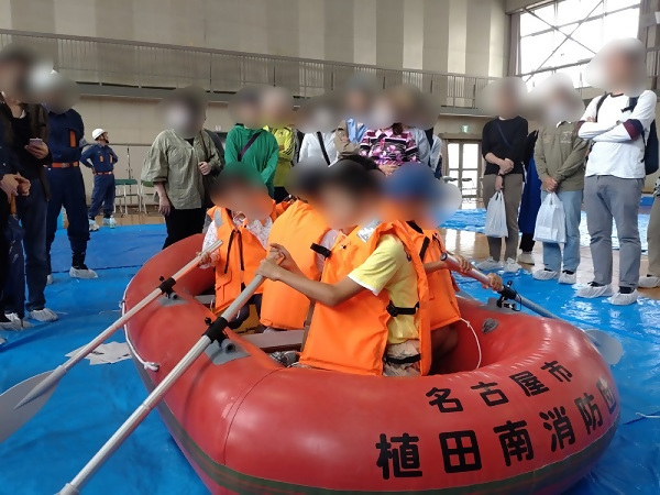 消防団の小型ボートの説明の様子