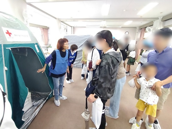 仮設トイレ・凝固剤の説明の様子（1）