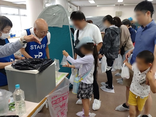 仮説トイレ・凝固剤の説明の様子（2）