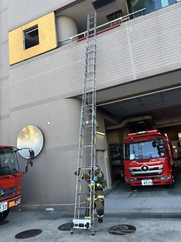 6タンク車（はしごをのばした写真）