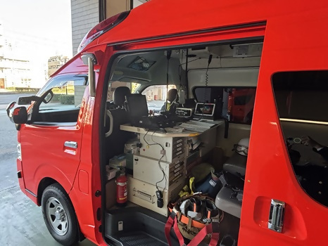 2指揮車の中が見える写真
