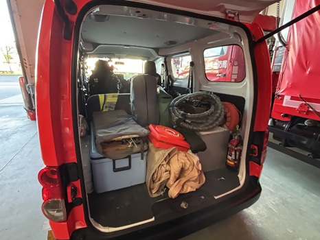 3指揮官車の後ろの扉を開けた写真