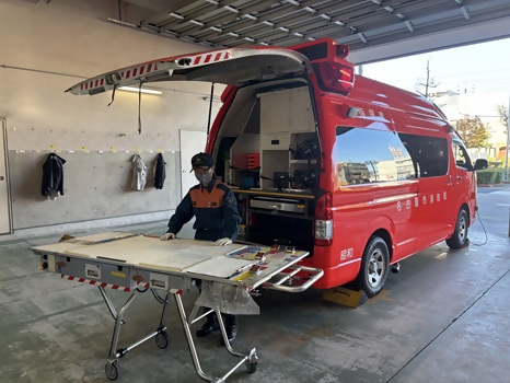 3指揮車の後ろの扉を開けた写真