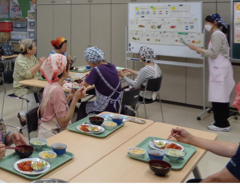 作った食事を食べている写真