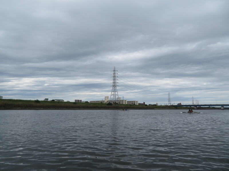 写真：ボートが遠くまで漕いでいっている様子