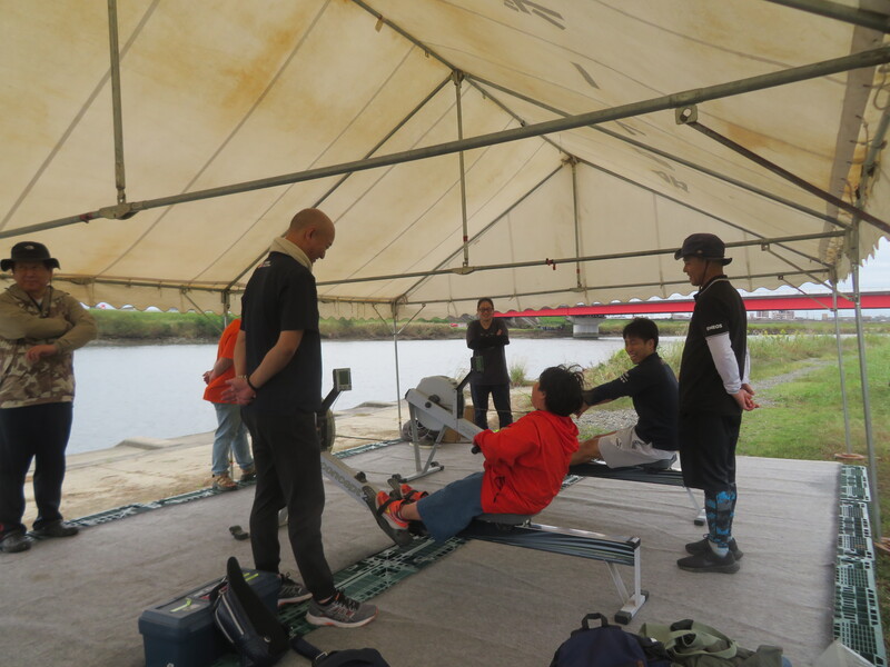 写真：参加者が練習用器具でボートの漕ぎ方を練習する様子