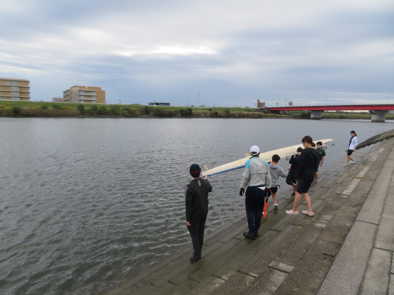 写真：川にボートを浮かべ、教室の準備をする様子