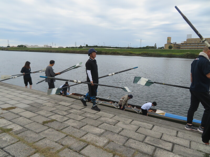 写真：オールを運び、教室の準備をする様子