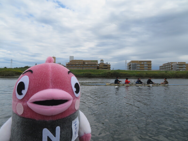 写真：練習の様子を見守るナッピーの様子