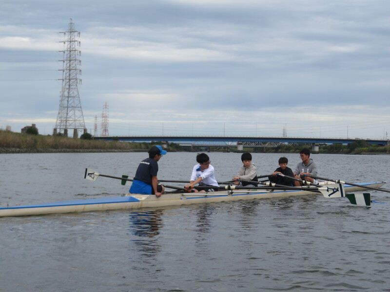 写真：インストラクター1人、参加者4人で練習をしている様子