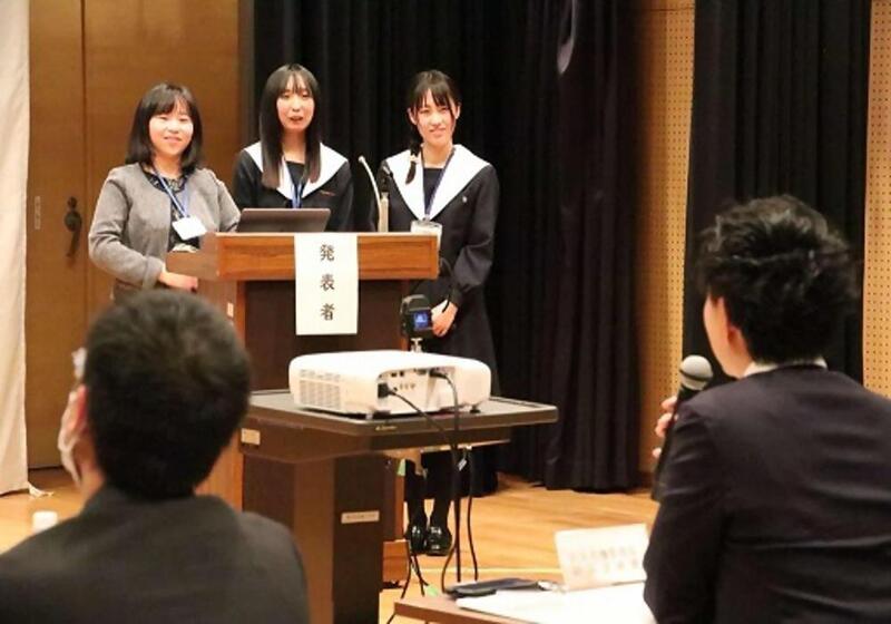 写真：関係部署よりコメントをいただく様子