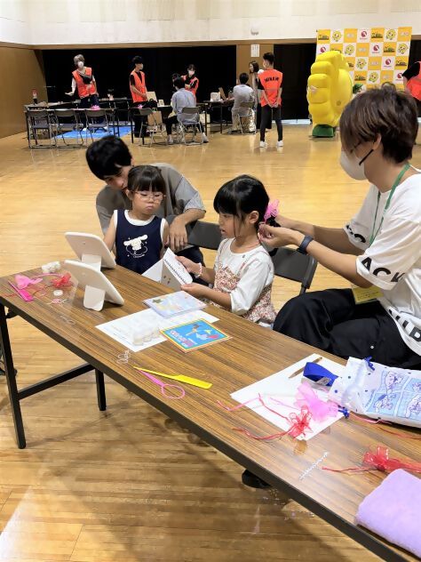 仲良く体験する親子の写真