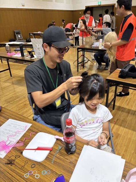 お父さんがヘアアレンジに挑戦している写真