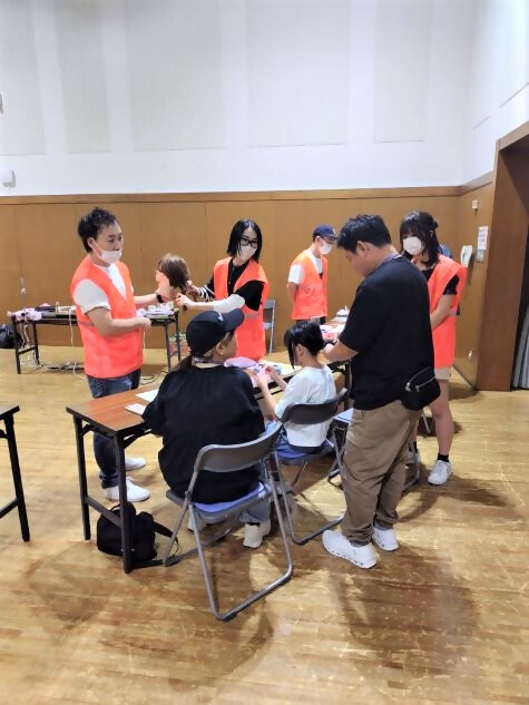 親子でヘアアレンジを楽しんでいる写真