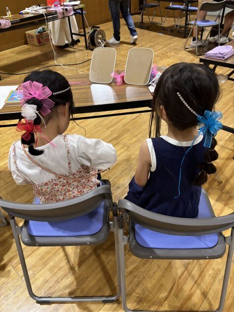 髪飾りを楽しむ写真