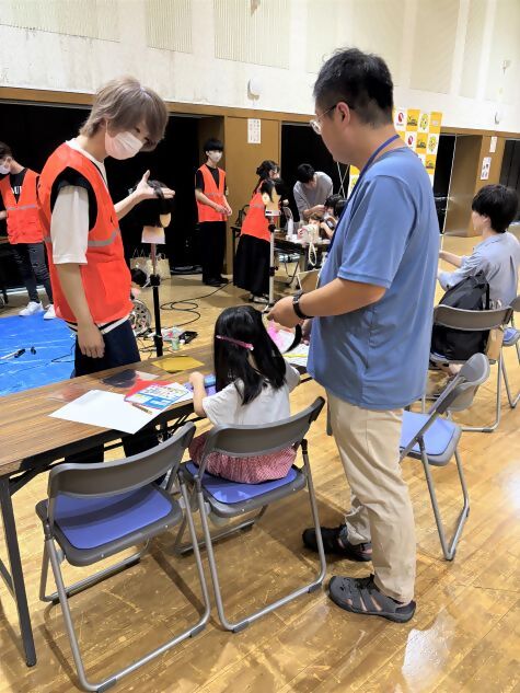 美容師がアドバイスしている写真