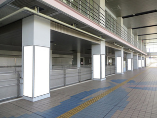 建物側(通路東側)の角柱写真