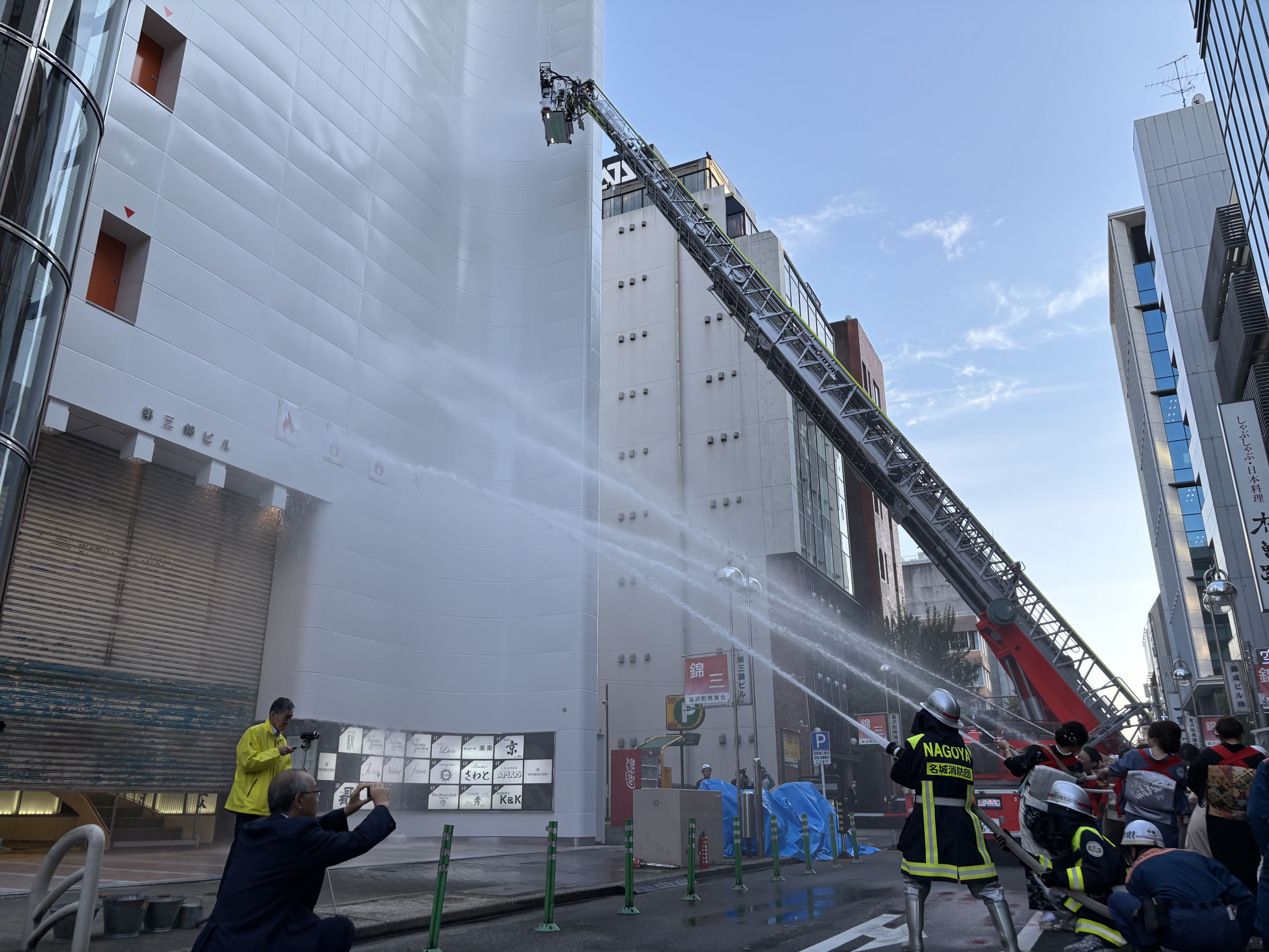 ママさん自衛消防隊・消防団・はしご車から一斉放水！