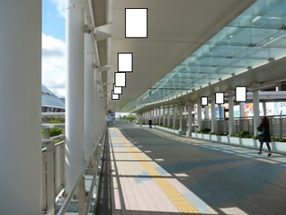 ペデストリアンデッキの丸柱(バナー)写真